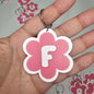 Llaveros de flor con letras