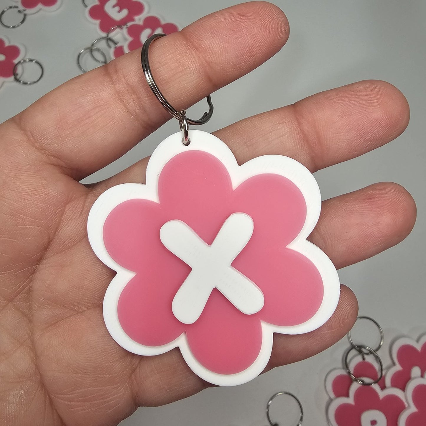 Llaveros de flor con letras