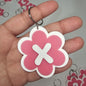 Llaveros de flor con letras
