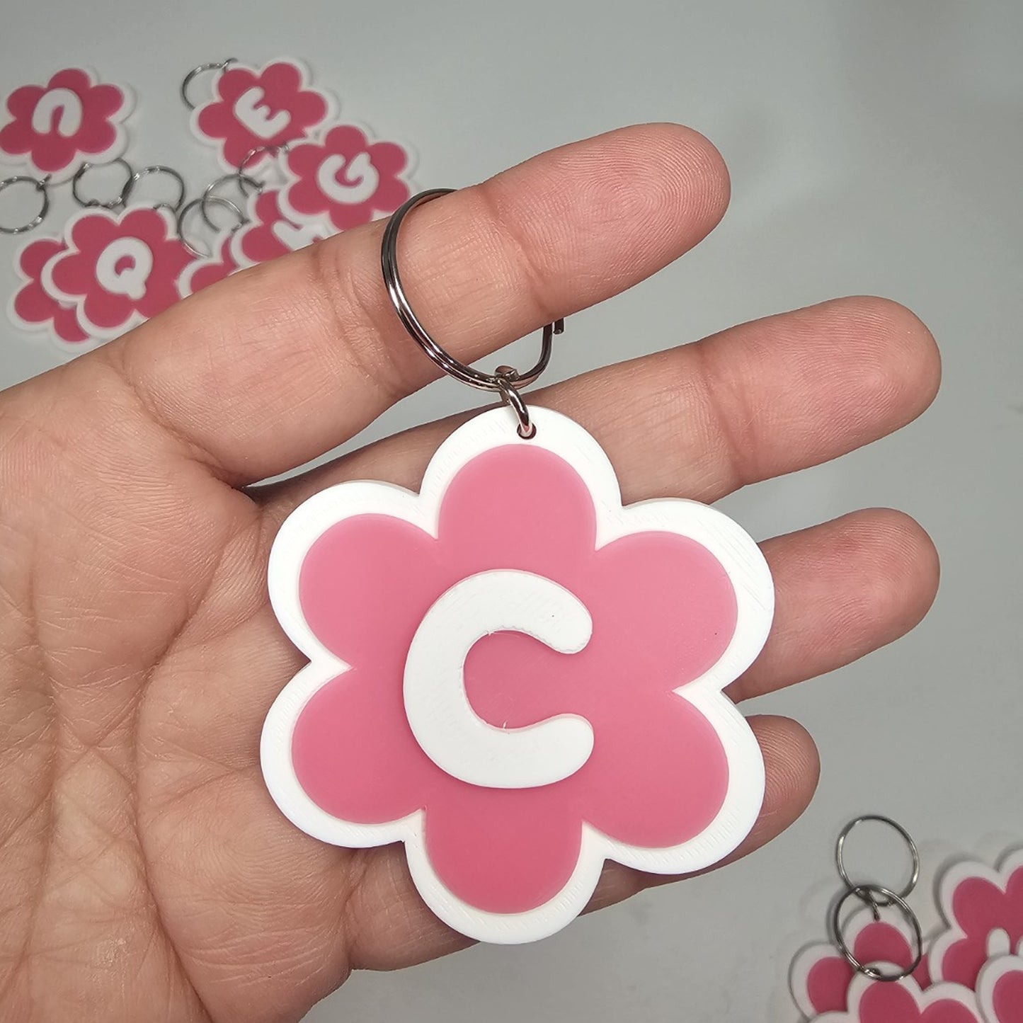 Llaveros de flor con letras