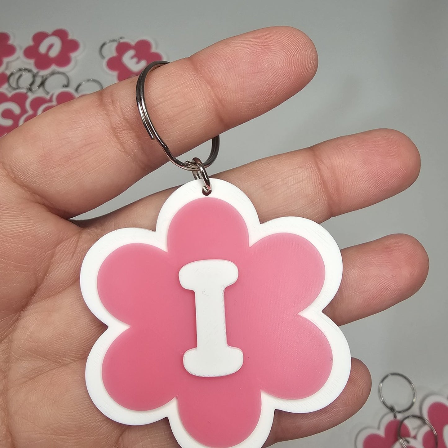 Llaveros de flor con letras
