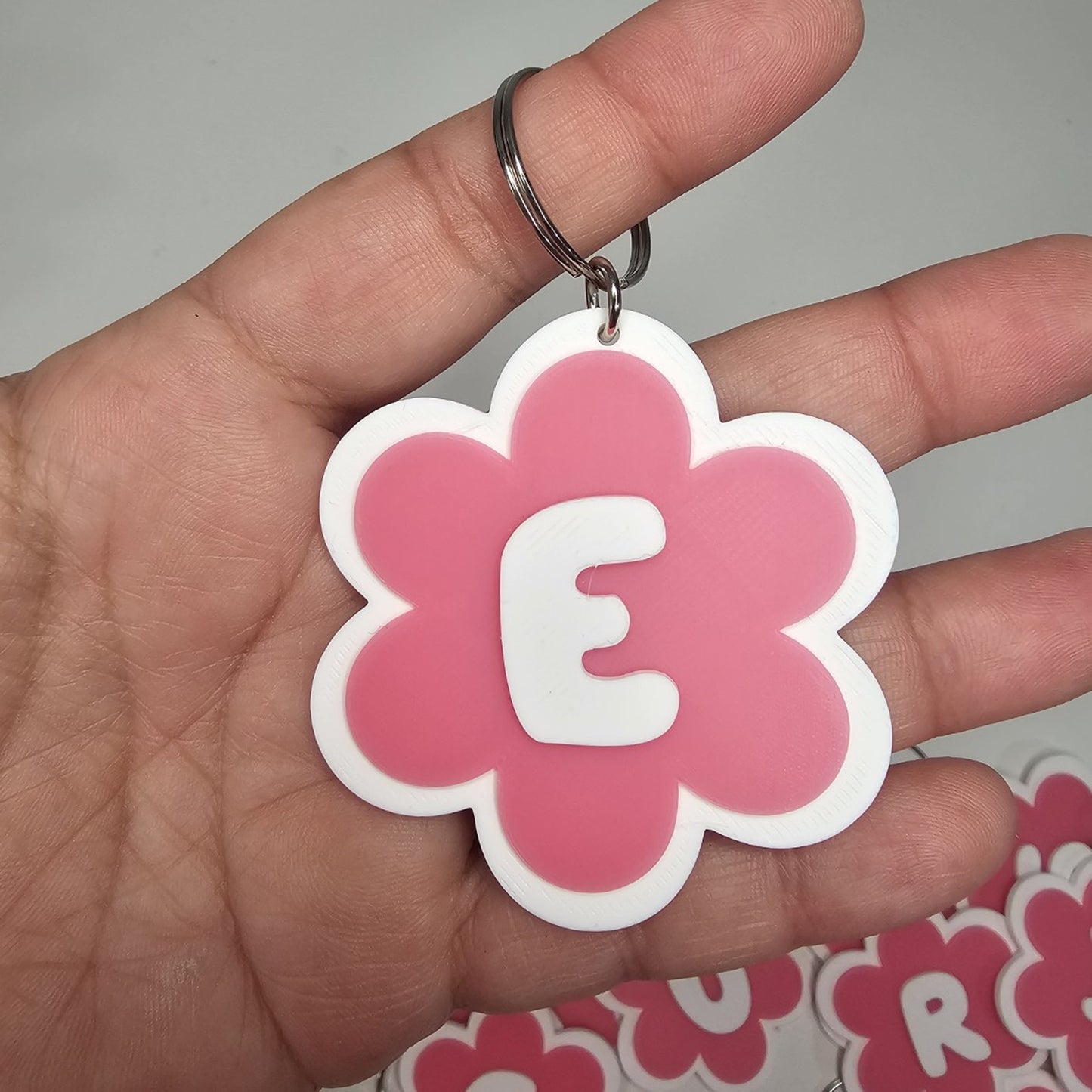 Llaveros de flor con letras