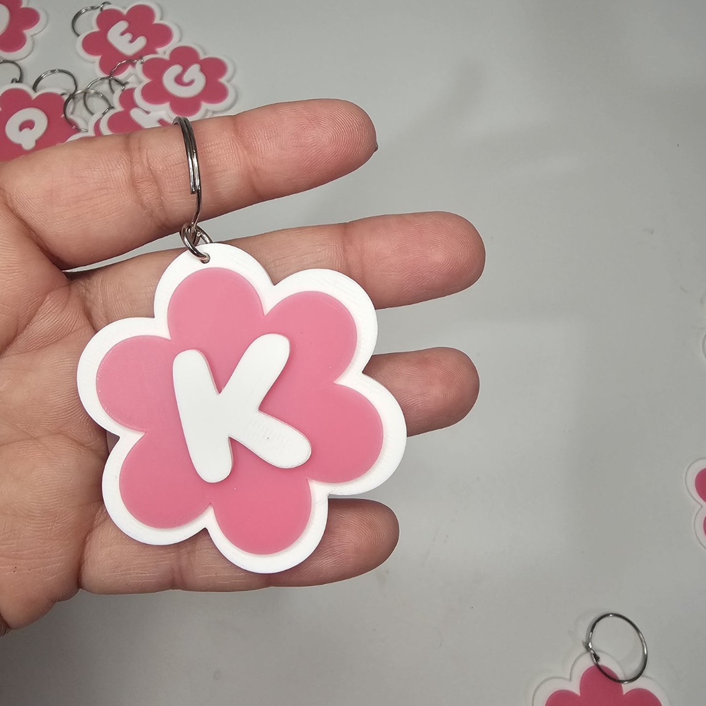 Llaveros de flor con letras