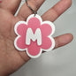 Llaveros de flor con letras