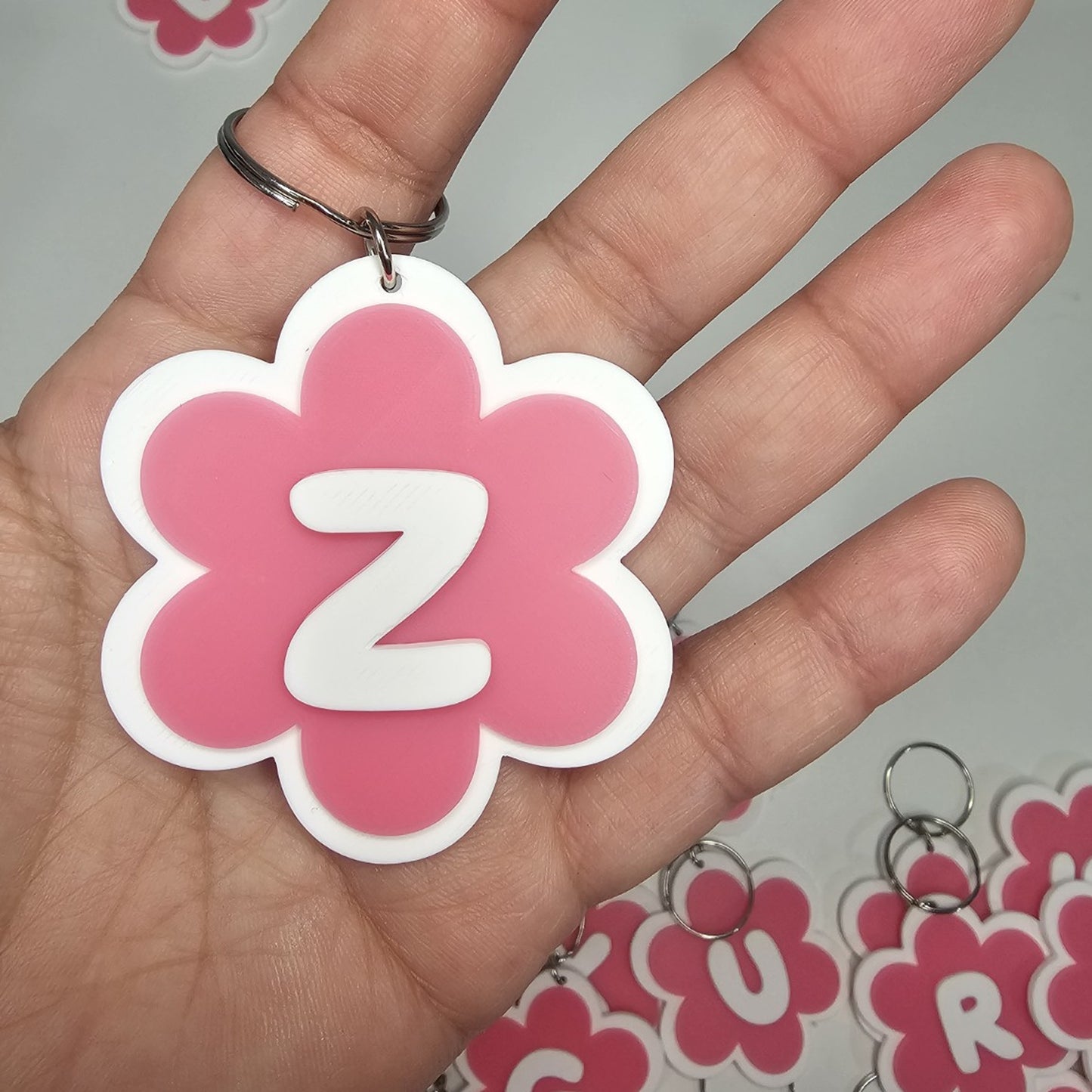 Llaveros de flor con letras