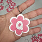 Llaveros de flor con letras
