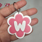 Llaveros de flor con letras