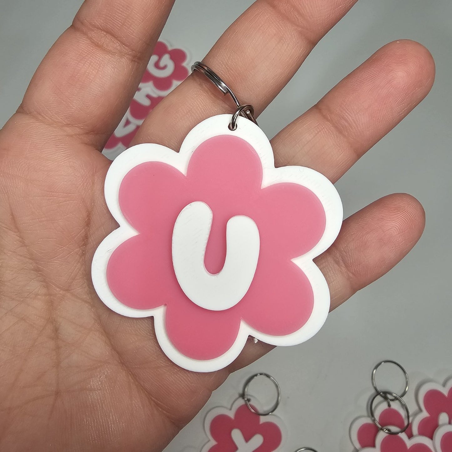 Llaveros de flor con letras