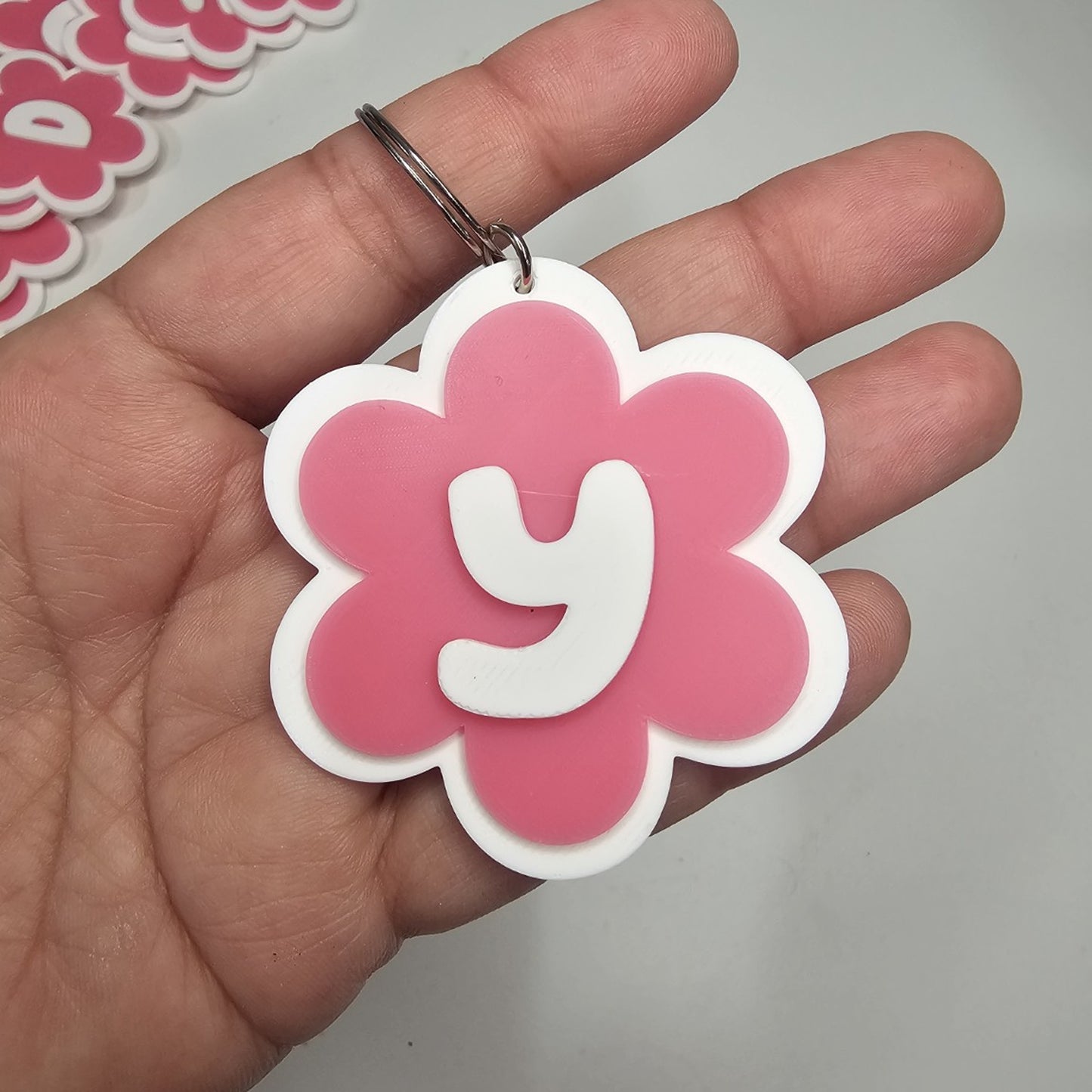 Llaveros de flor con letras