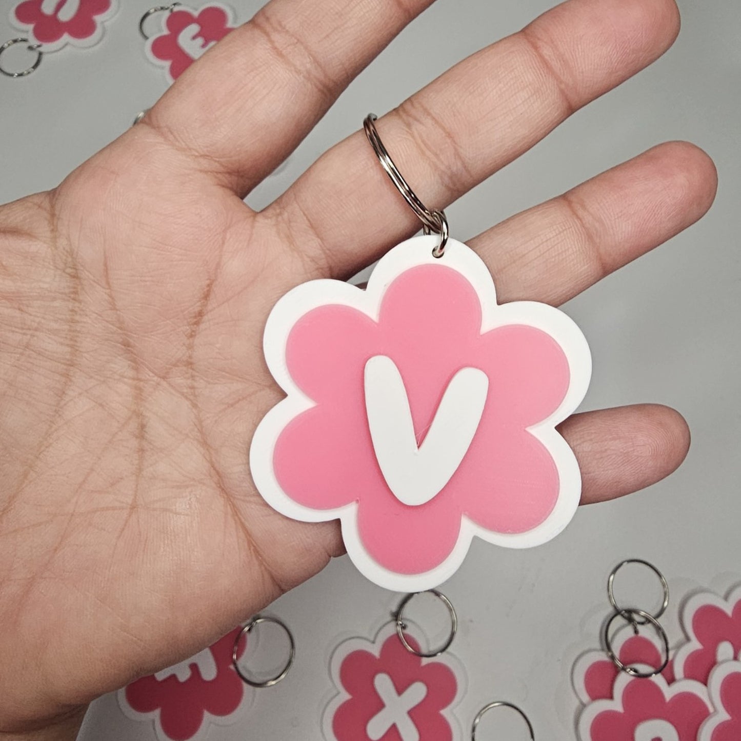 Llaveros de flor con letras