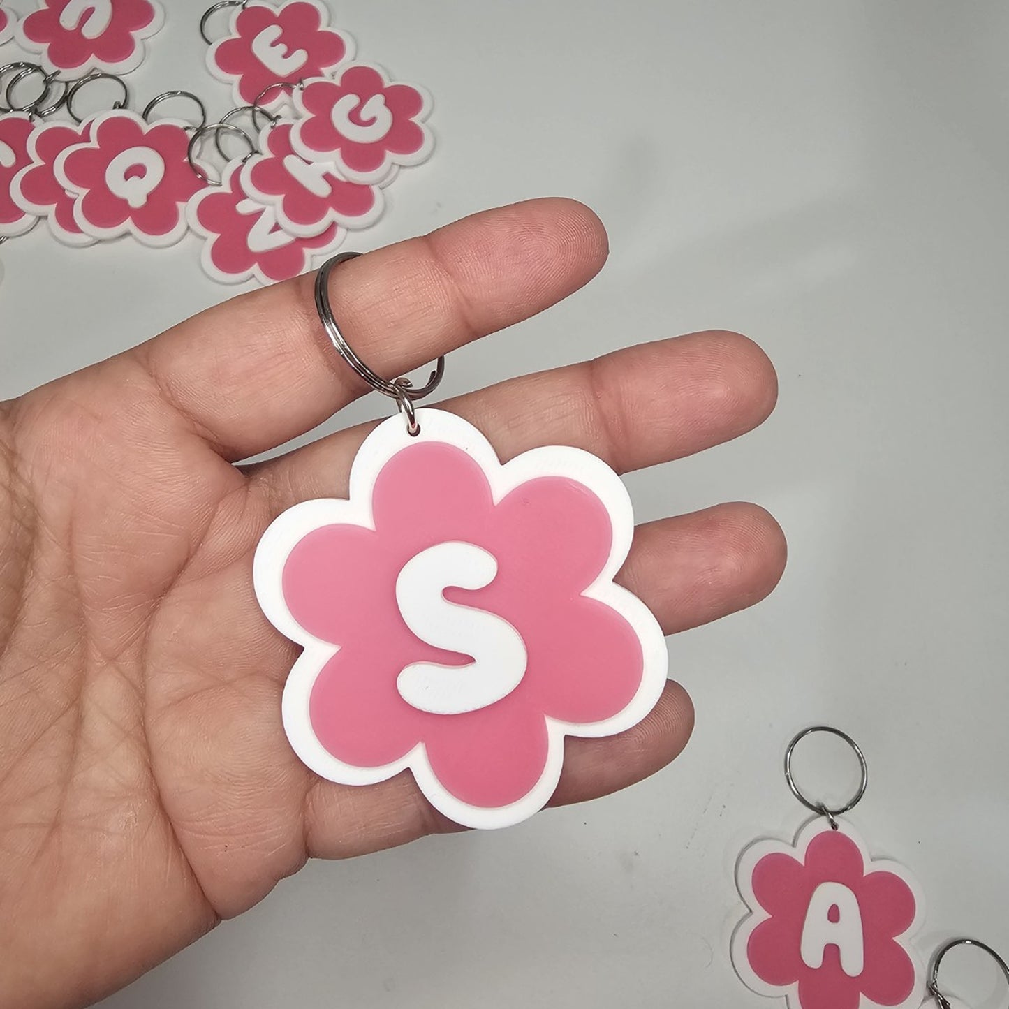 Llaveros de flor con letras