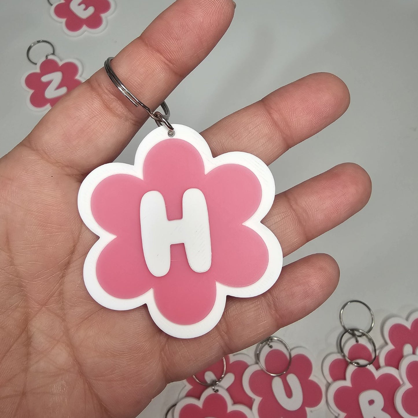 Llaveros de flor con letras