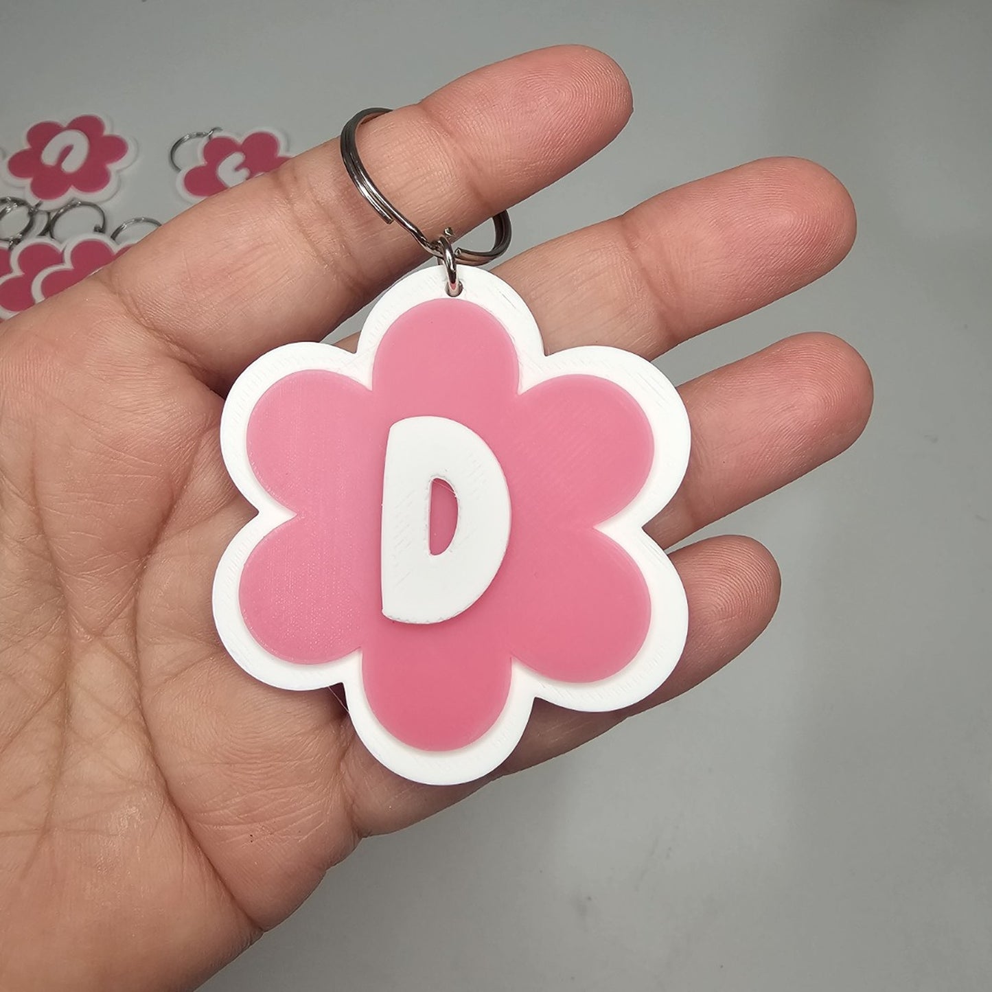Llaveros de flor con letras